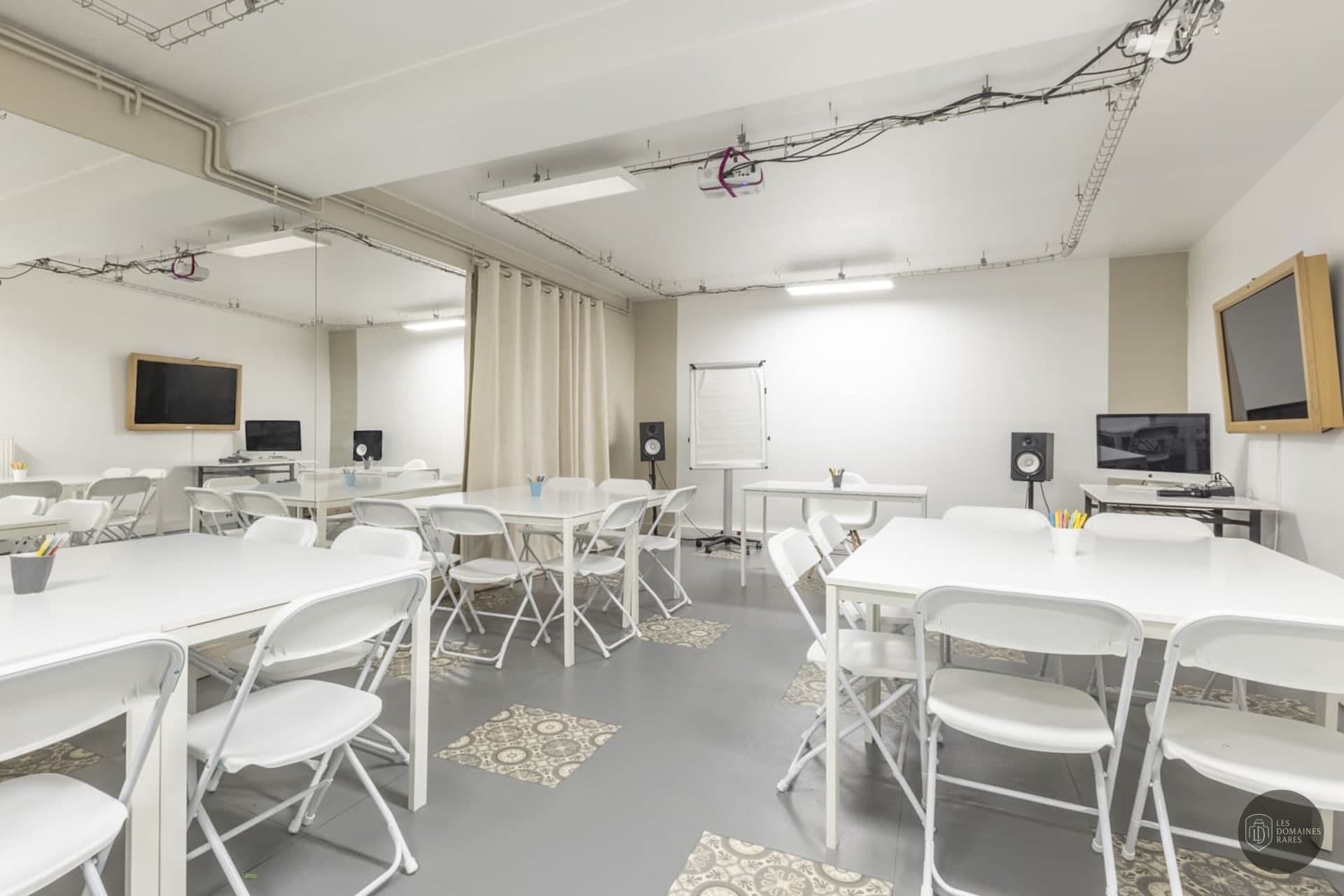 Salle Millepied : tables, chaises et écrans