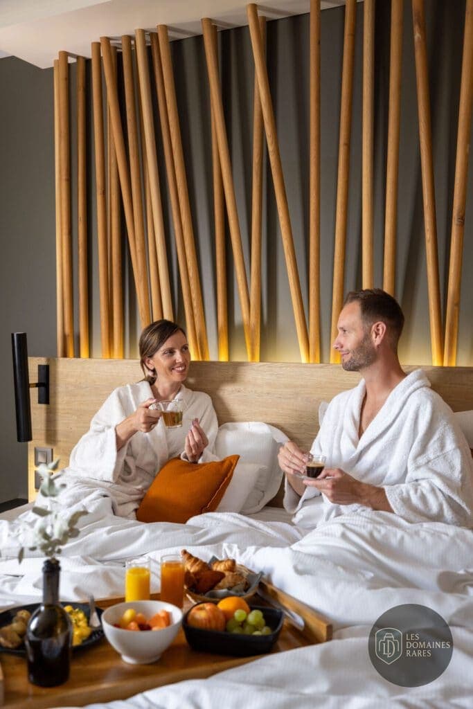 Couple prenant le petit déjeuner au lit