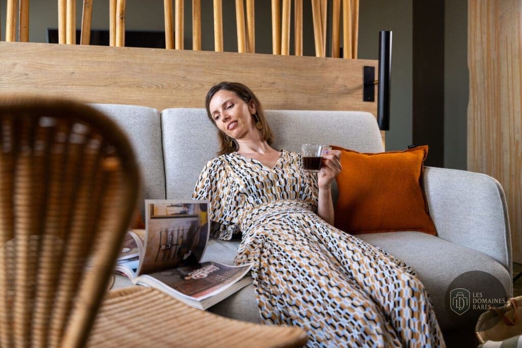 Femme se relaxant dans la chambre