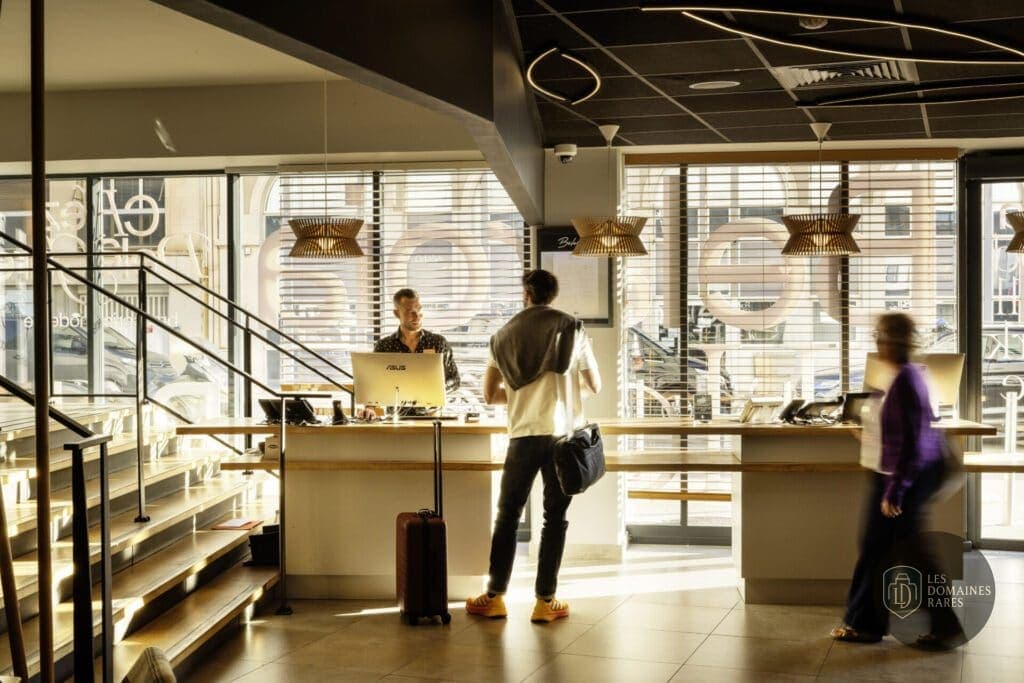 Réception de l'hôtel avec personnel