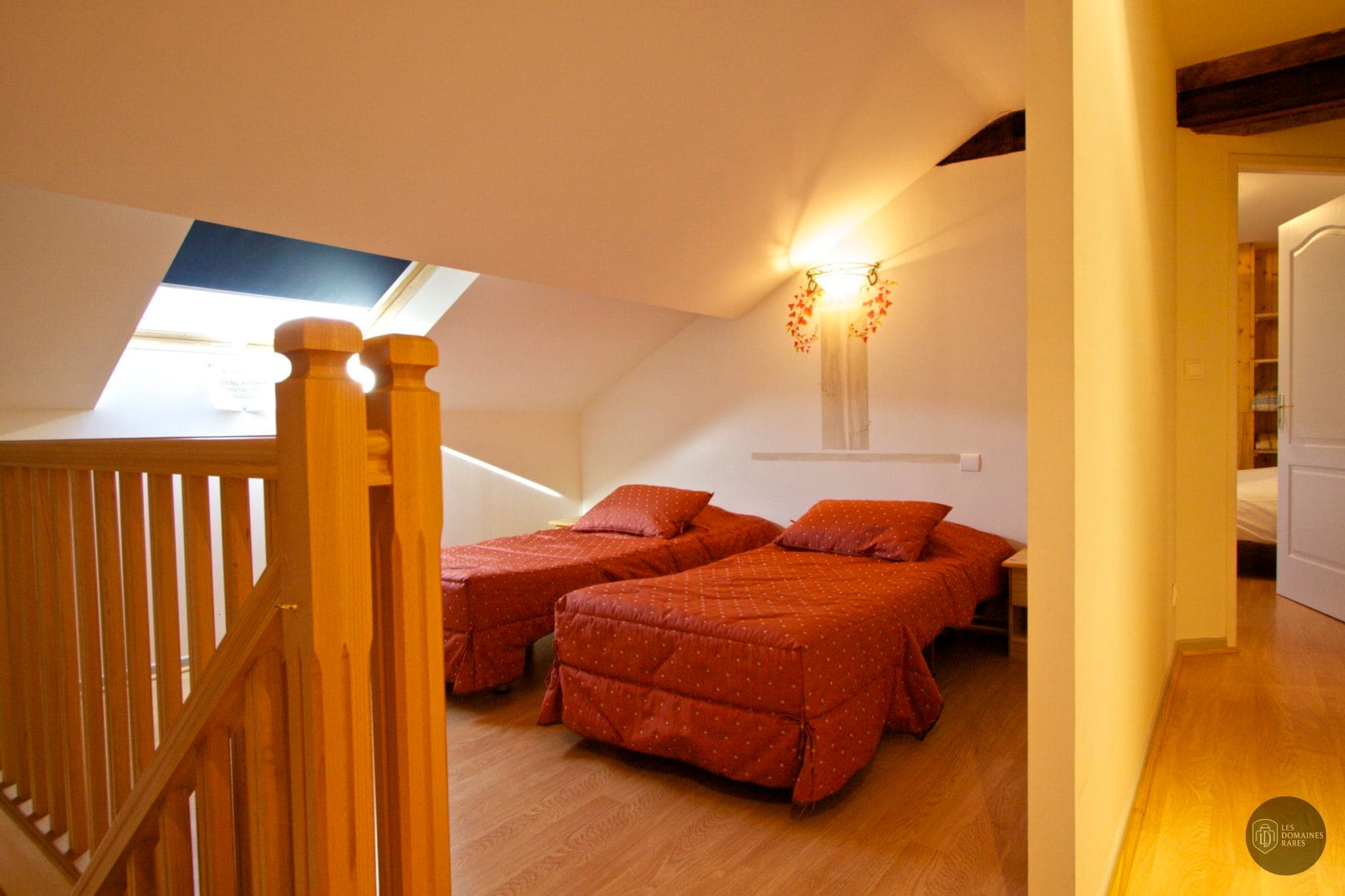 Chambre mansardée avec deux lits