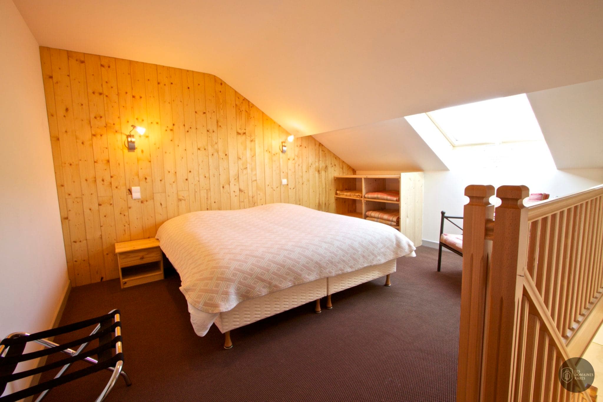 Chambre mansardée avec un lit double