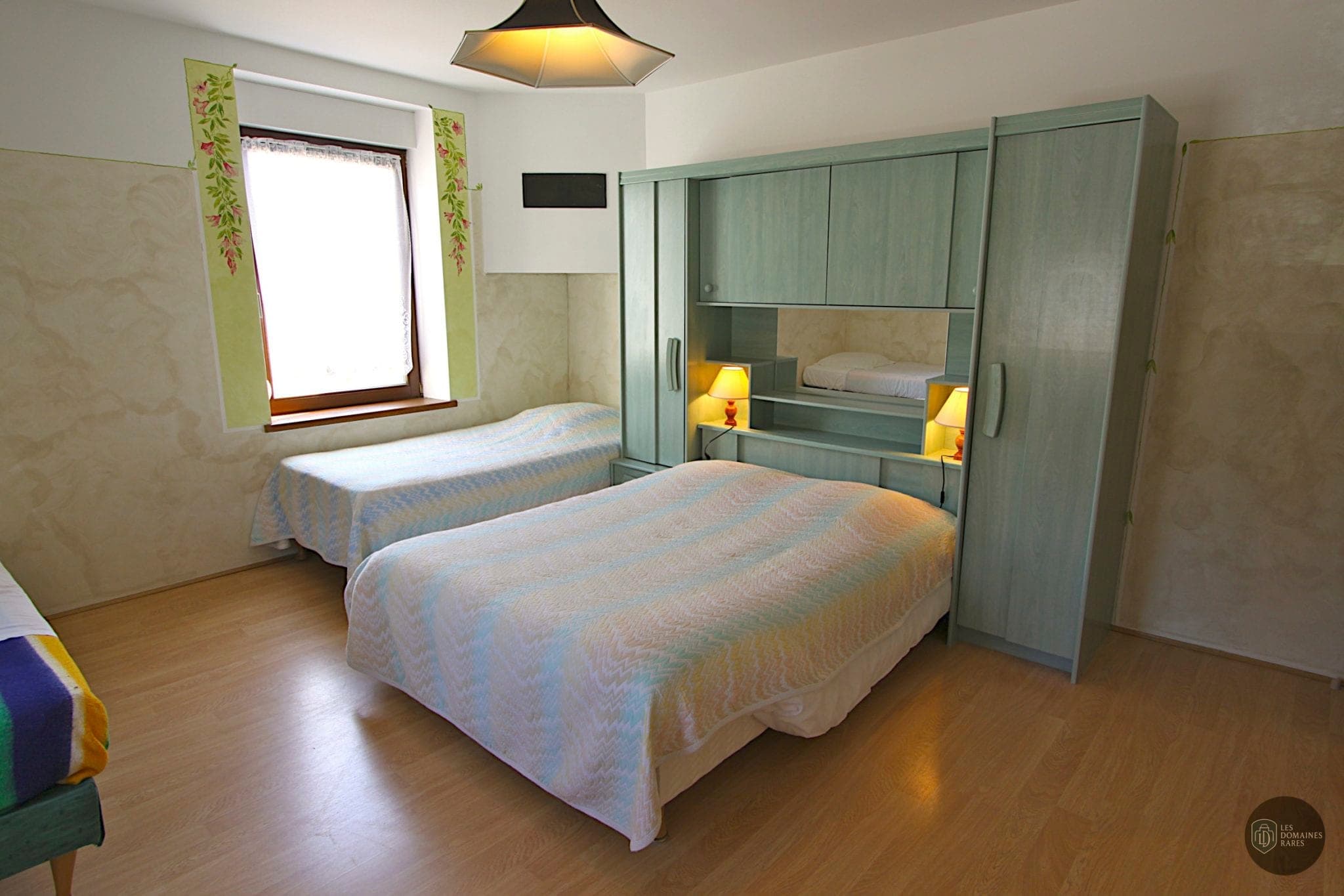 Chambre avec trois lits