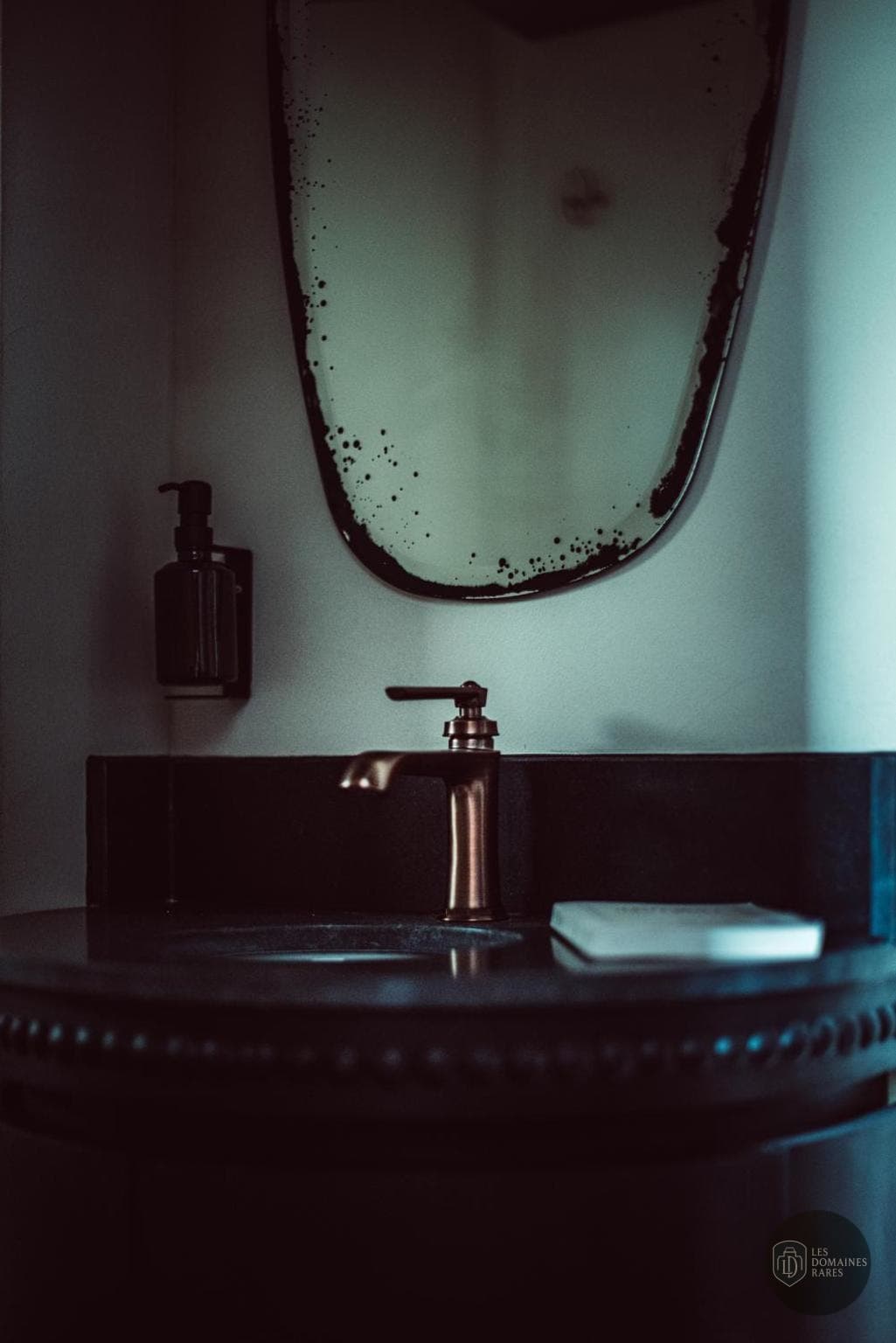 Salle de bain de l'hôtel Belleville en Île-de-France