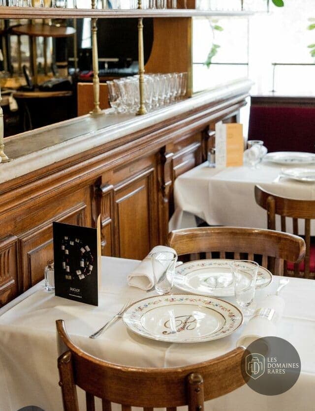 Table dressée dans le restaurant Benoit