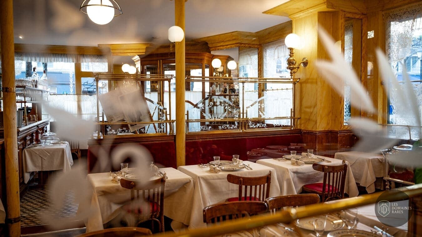 Intérieur du restaurant Benoit, tables dressées