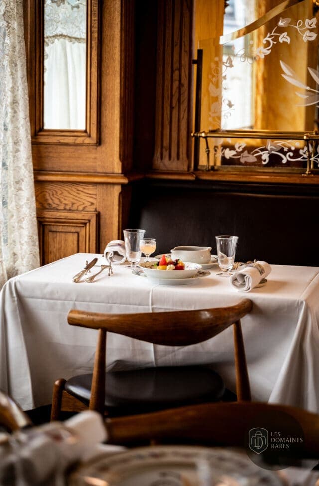 Table dressée avec plat et boisson