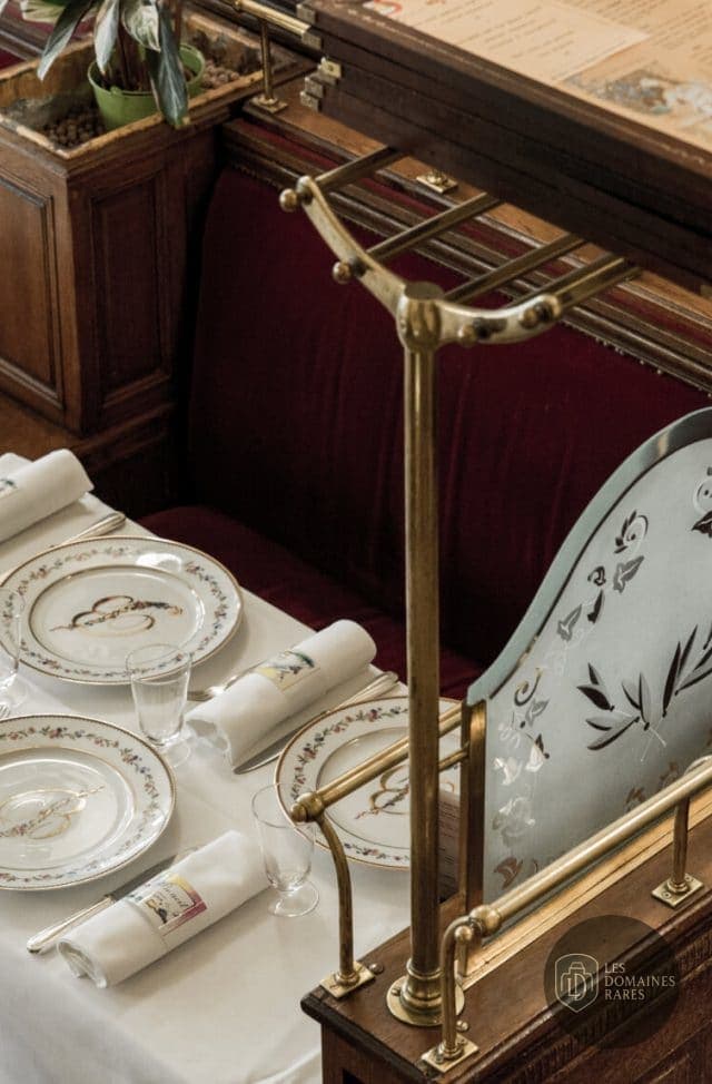 Détail d'une table dressée, banquette rouge
