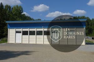 Bâtiment extérieur avec portes et fenêtres