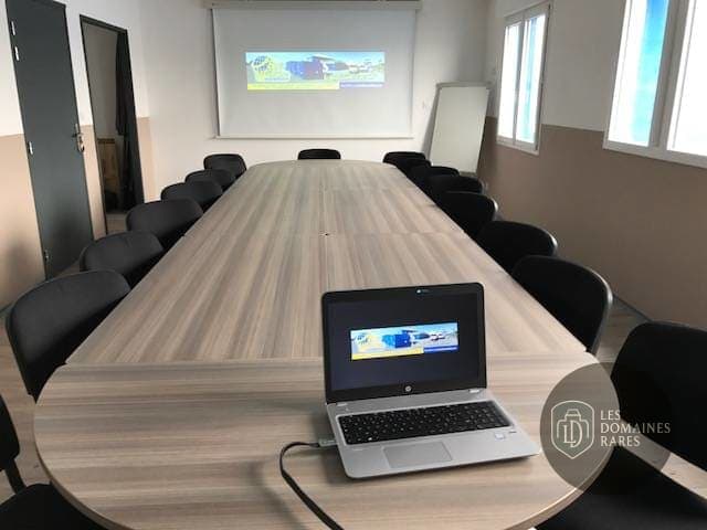 Salle de réunion avec table ovale
