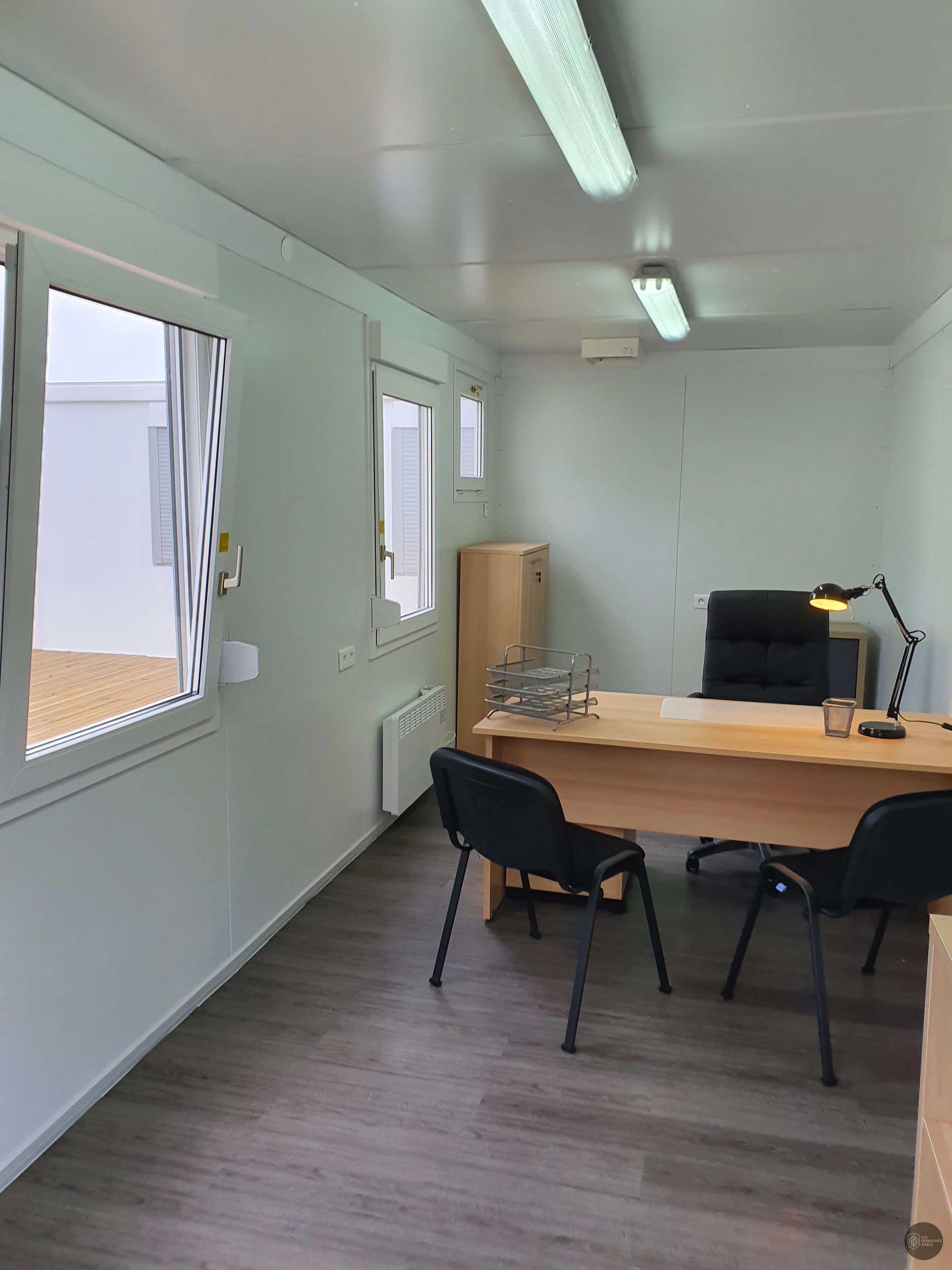 Bureau individuel avec table et chaises