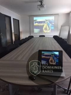 Salle de réunion avec projecteur