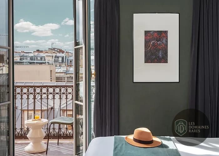 Chambre avec balcon et vue sur Paris