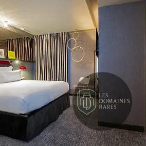 Chambre moderne avec lit double