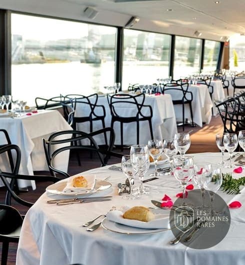 Restaurant : Tables dressées sur le bateau