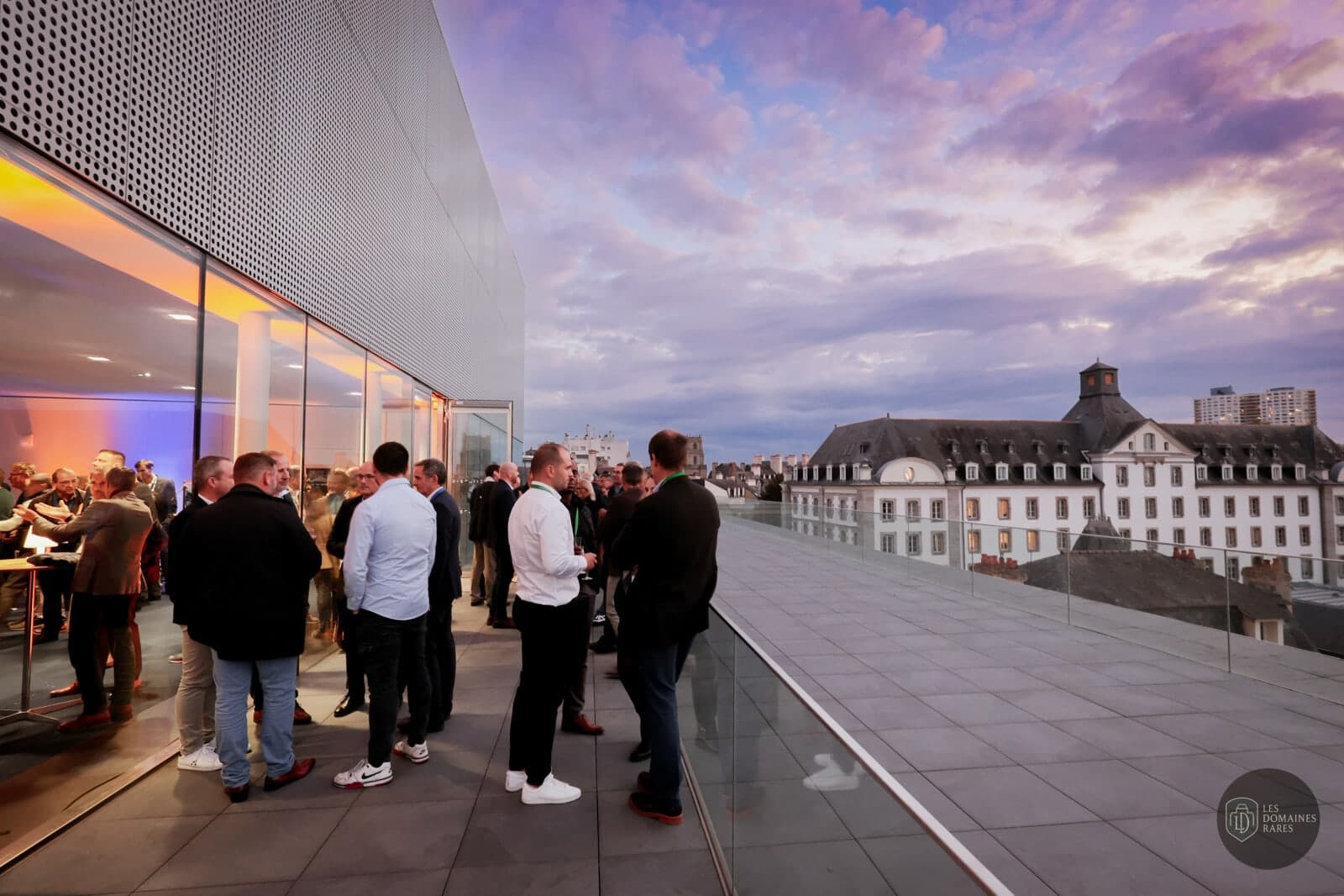 Terrasse avec vue urbaine et personnes