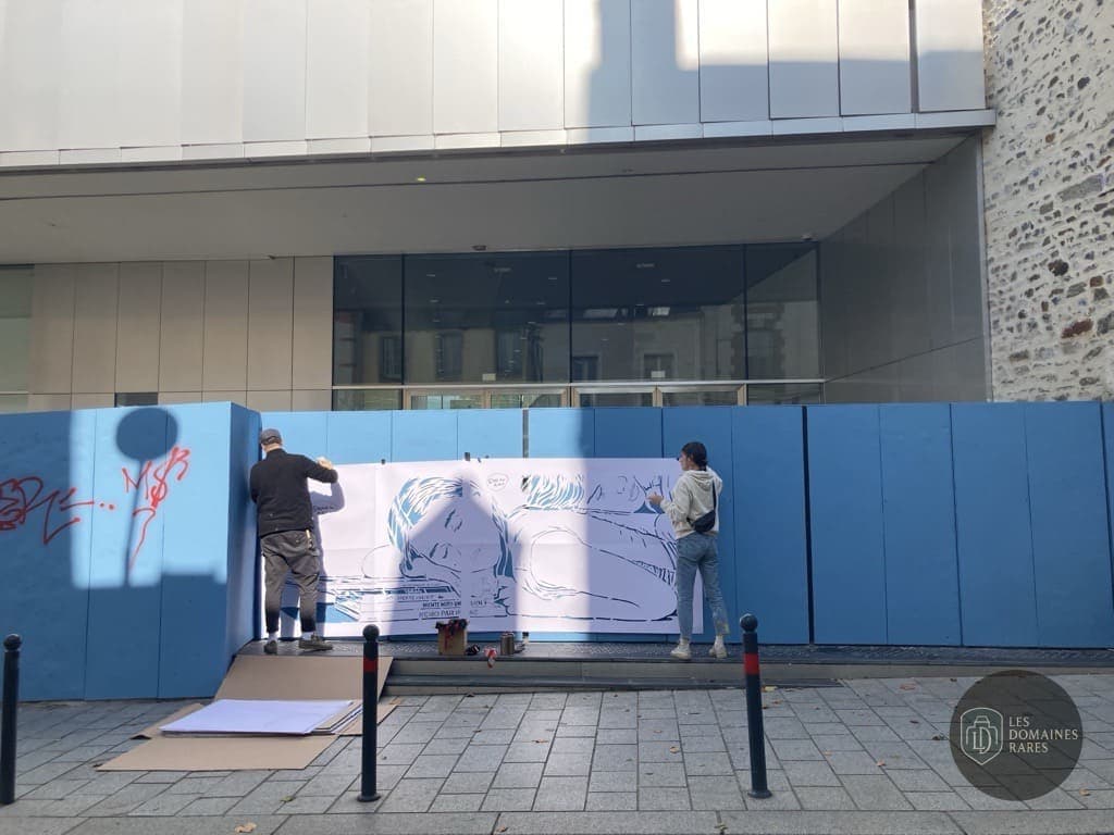 Bâtiment en travaux avec fresque temporaire