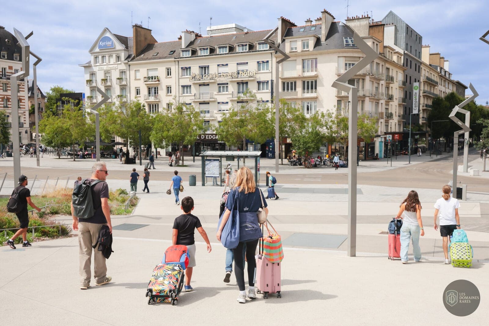 Place de la Gare avec passants