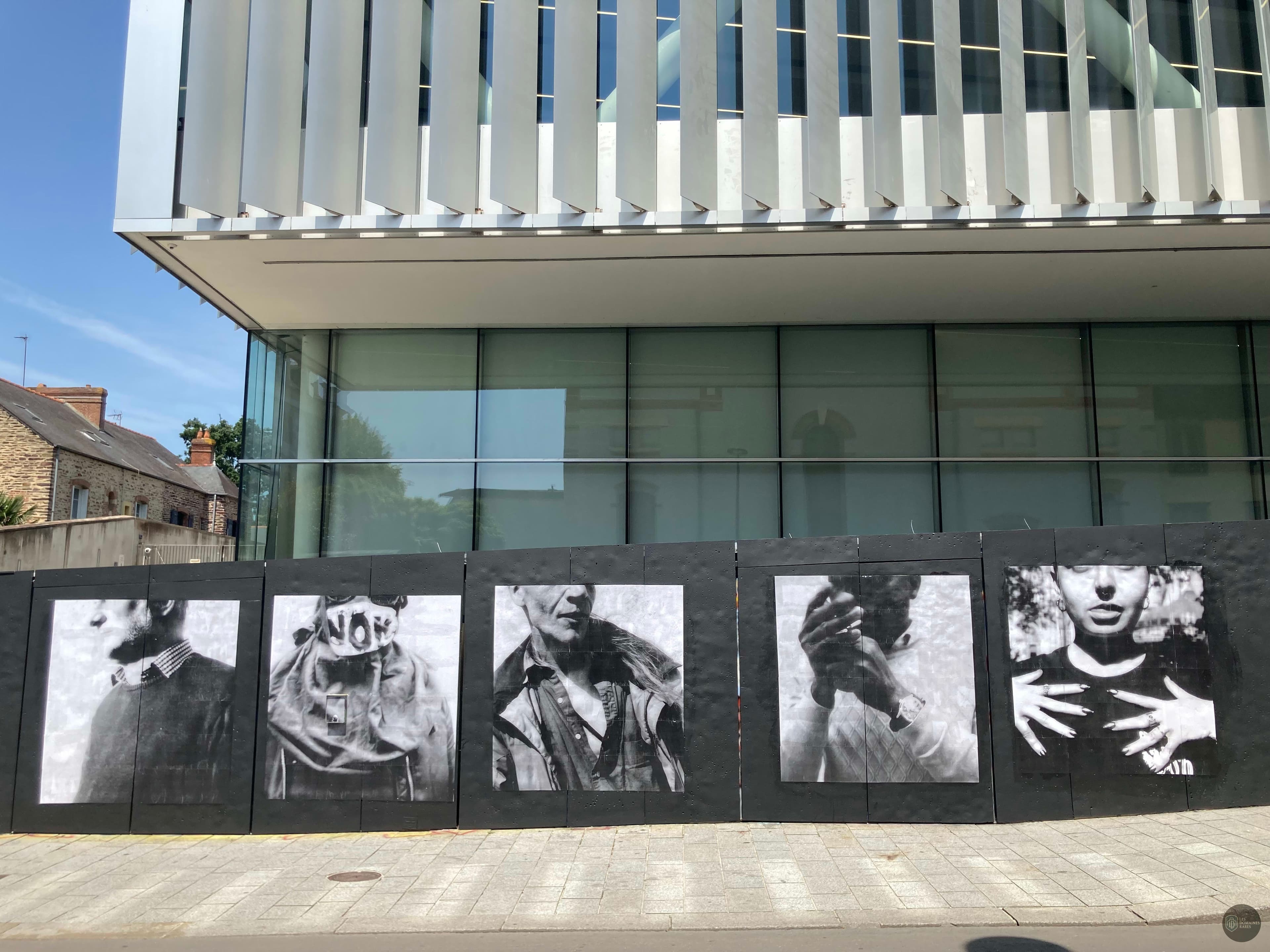Façade du bâtiment avec affiches artistiques