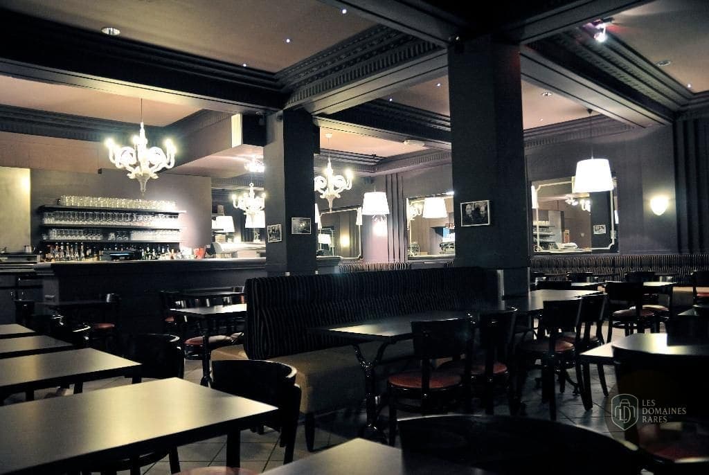 Intérieur du restaurant avec tables et bar
