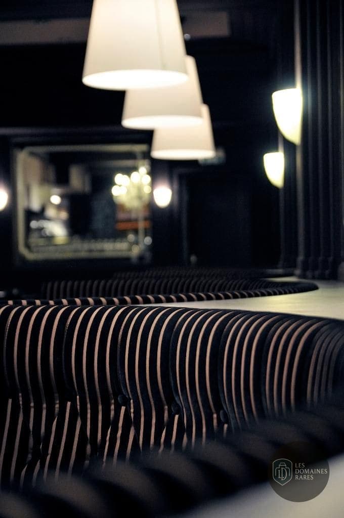 Banquette rayée et lumières du restaurant