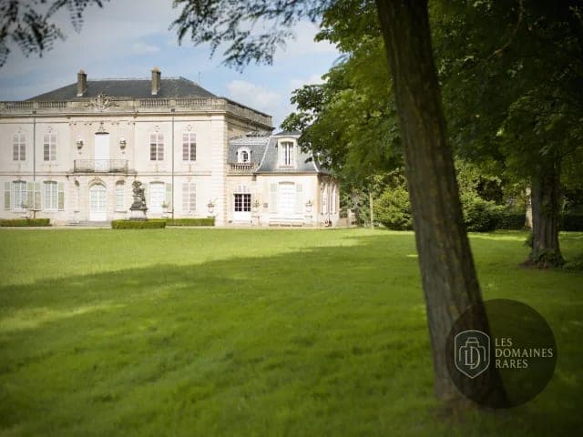Façade et jardin d'un château