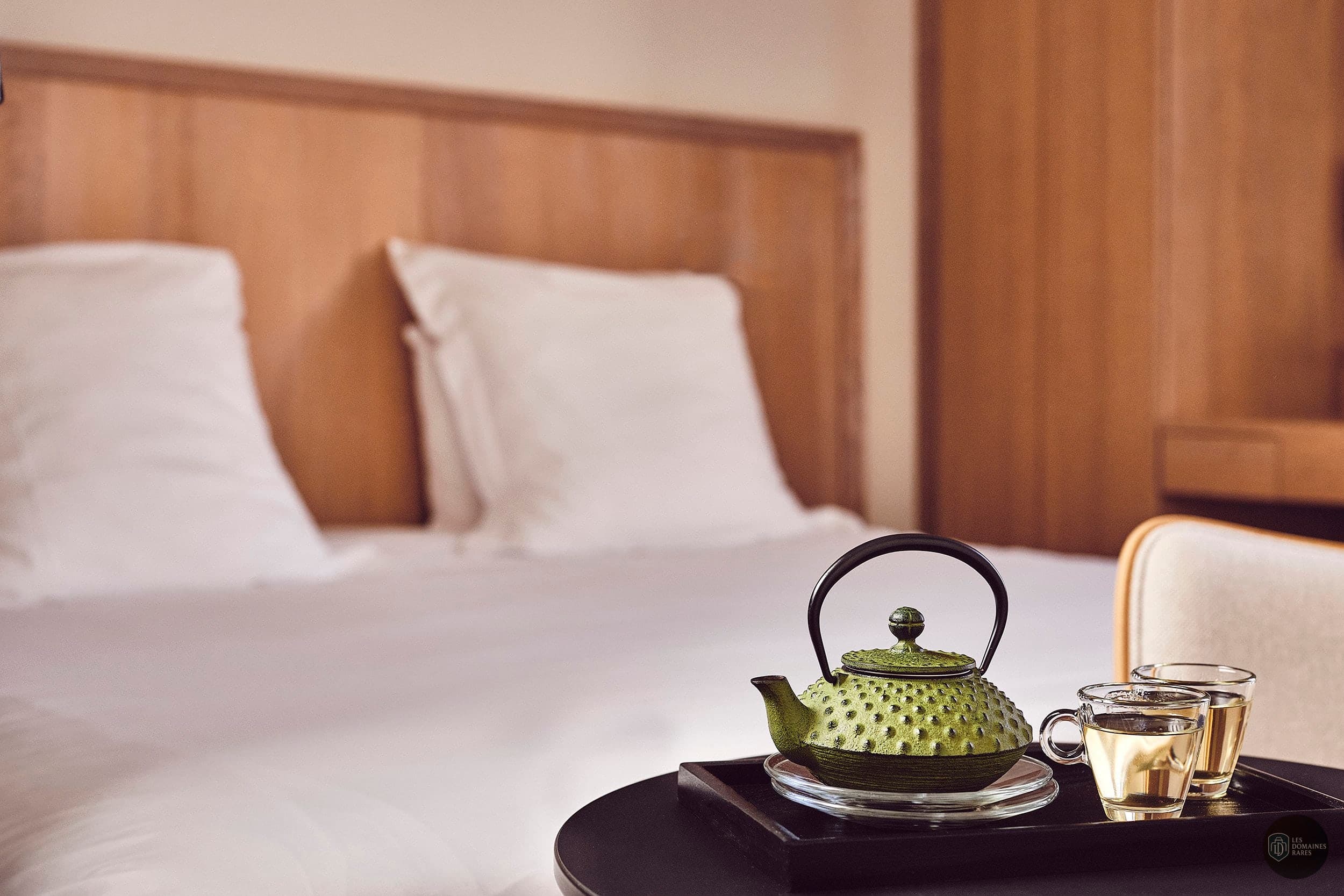 Théière et lit dans une chambre