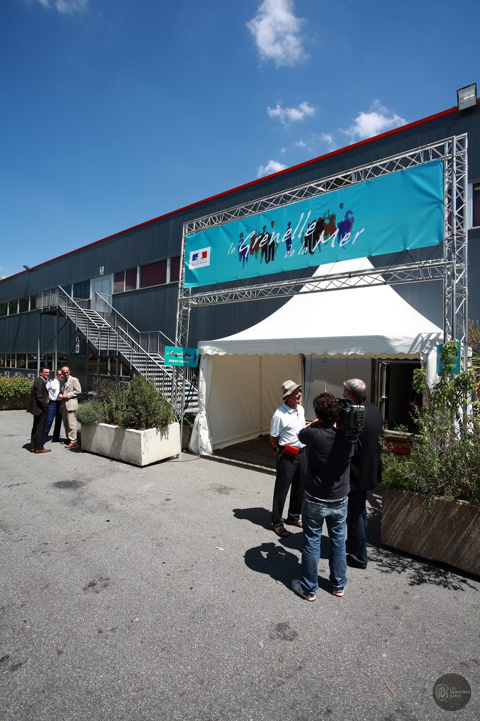 Entrée avec tente et stand extérieur
