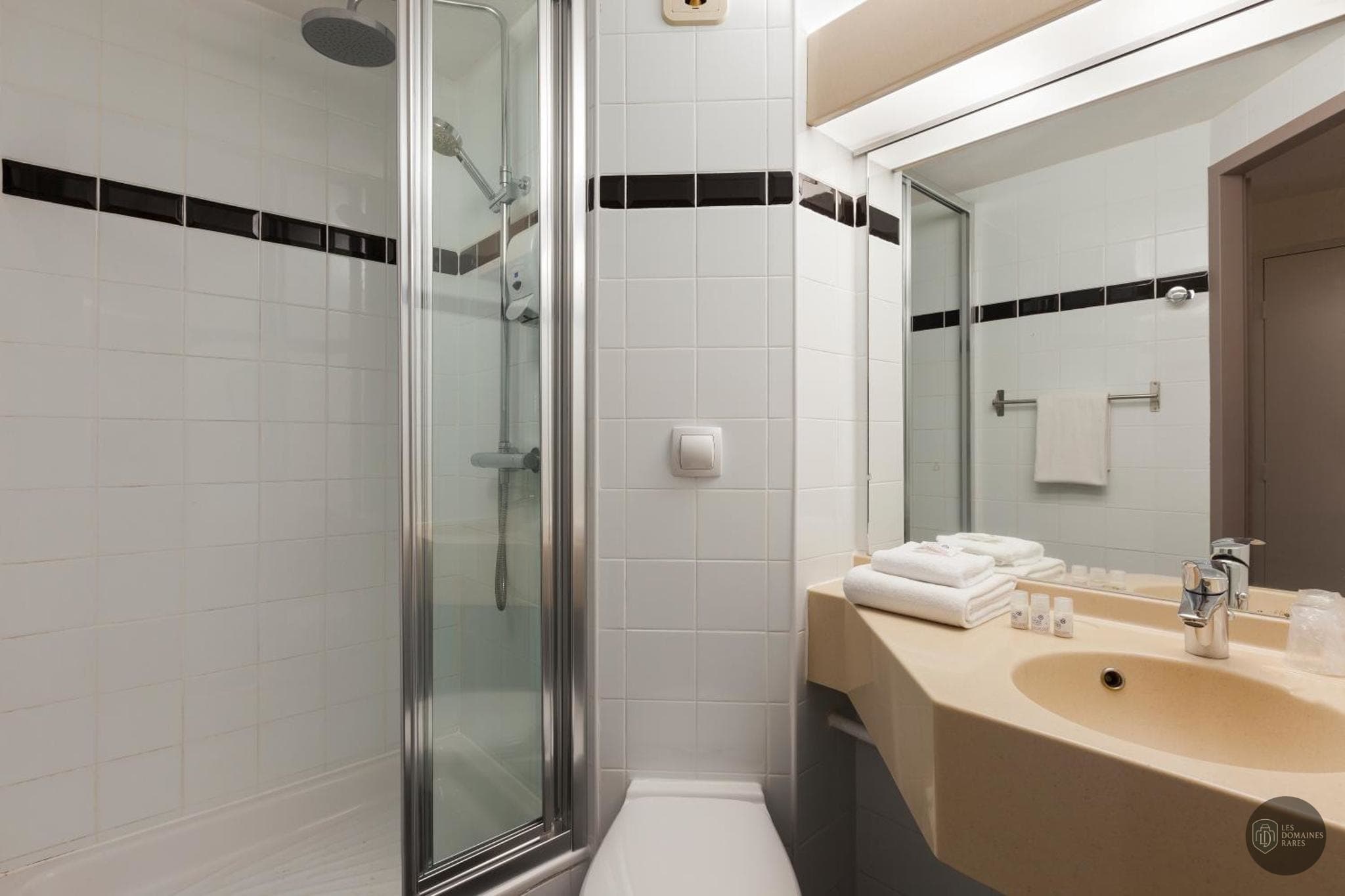 Salle de bain de l'hôtel Brit Hotel Amiens à Longueau en Hauts-de-France