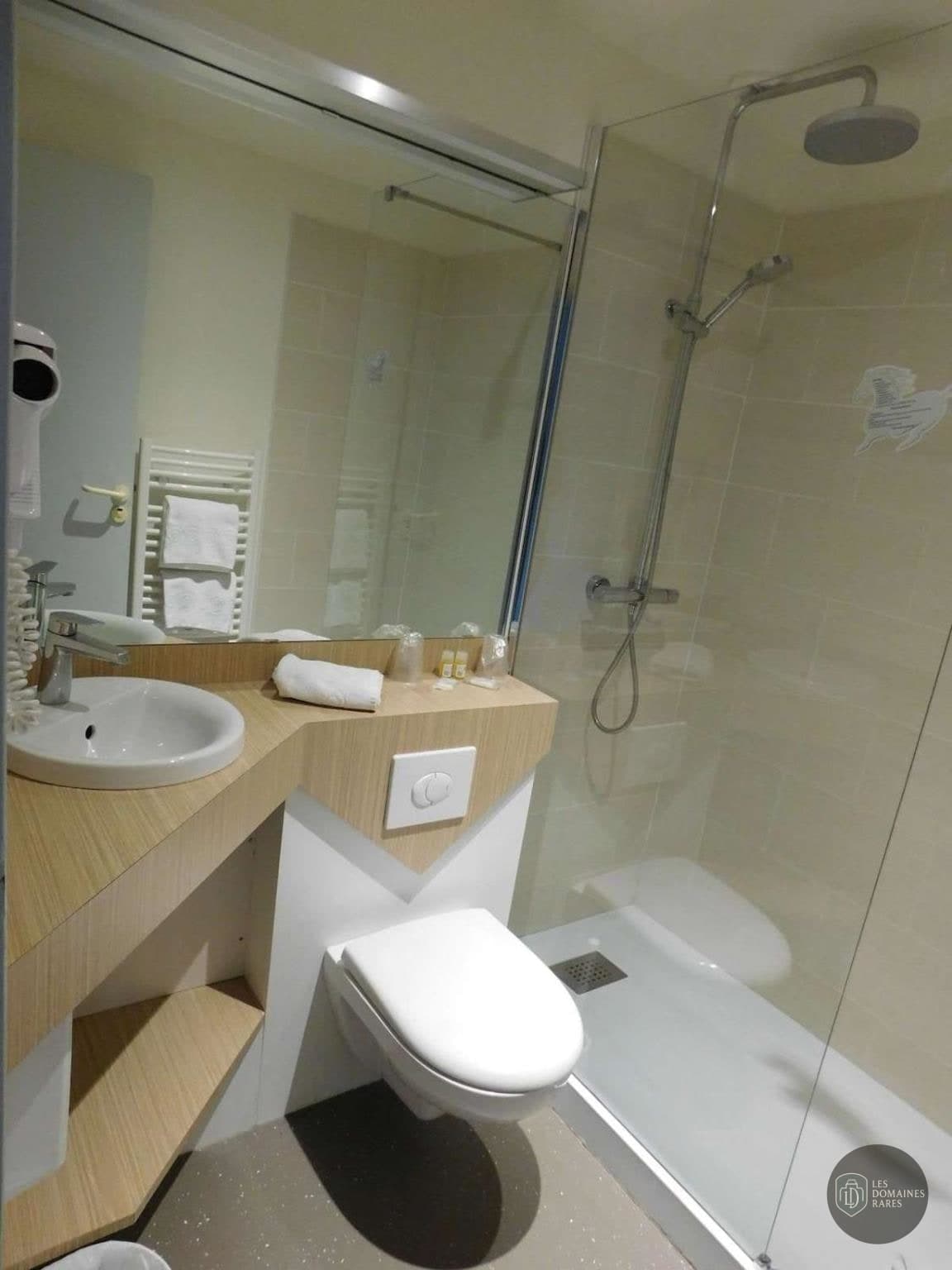 Salle de bain de l'hôtel Brit Hotel Argentan à Argentan en Normandie