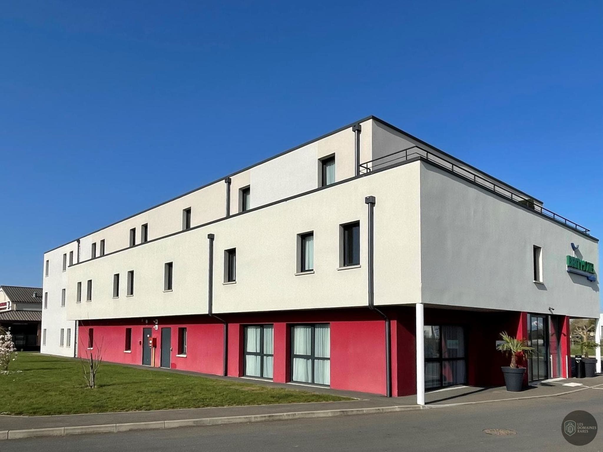 Vue extérieure de l'hôtel Brit Hotel Loches à Loches en Centre-Val de Loire