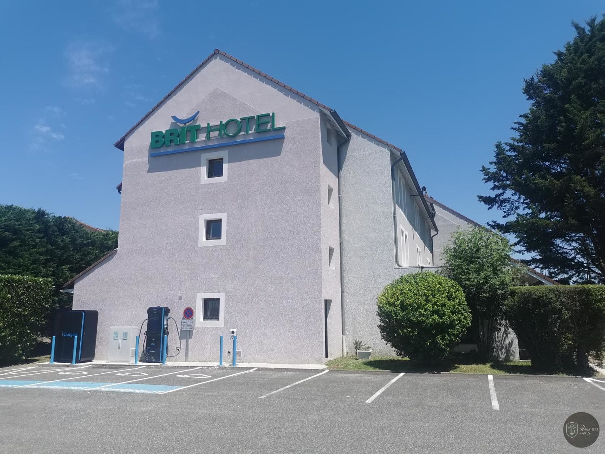 Vue extérieure de l'hôtel Brit Hotel Pau-Lons en Nouvelle-Aquitaine