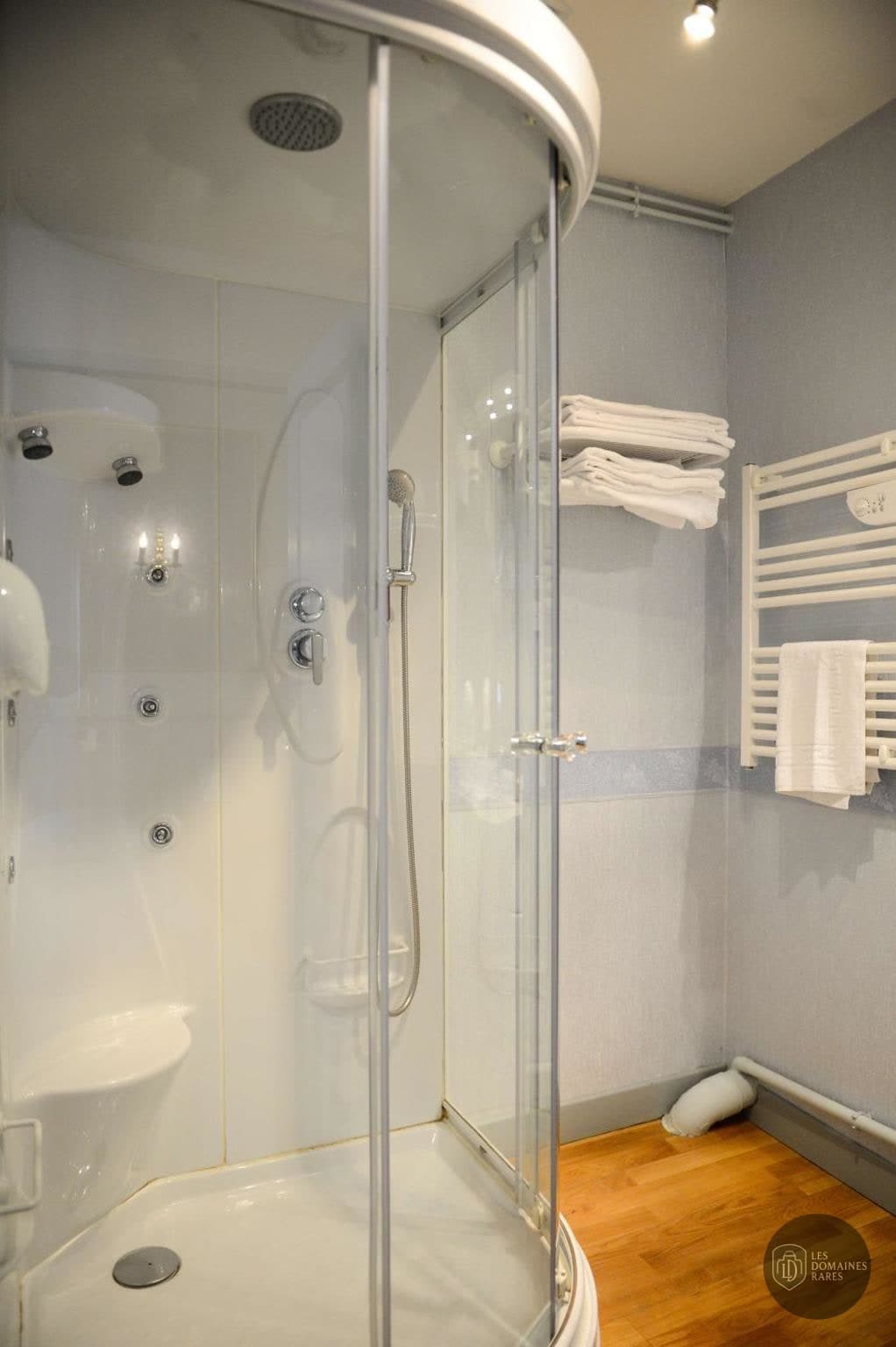Salle de bain de l'hôtel Brit Hotel du Dauphin en Normandie