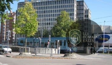 Bâtiment Buro Club avec tramway devant