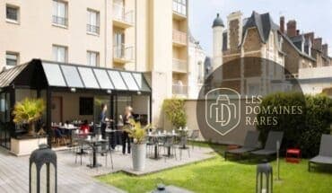 Terrasse extérieure avec tables et chaises