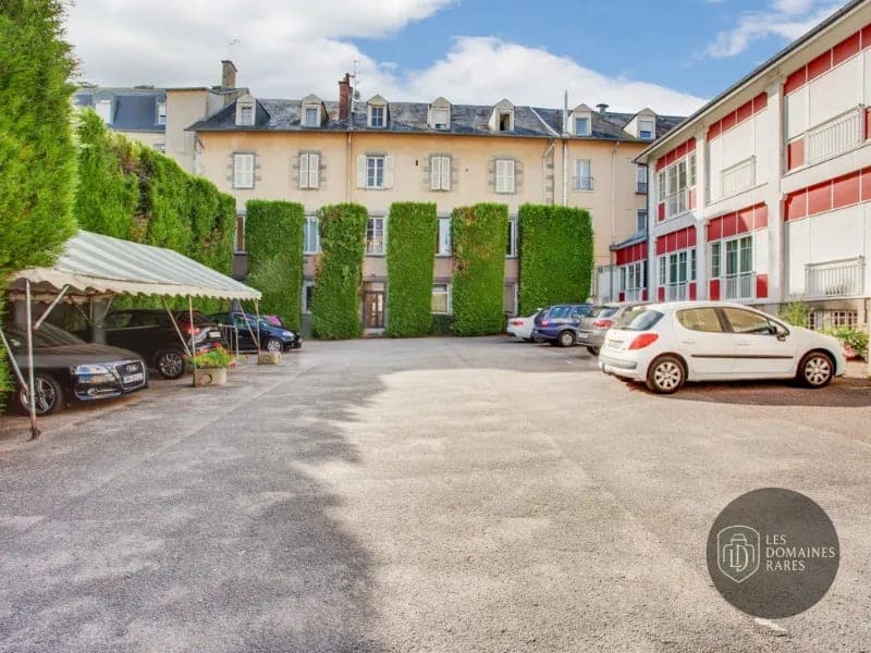 Parking extérieur du Buro Club