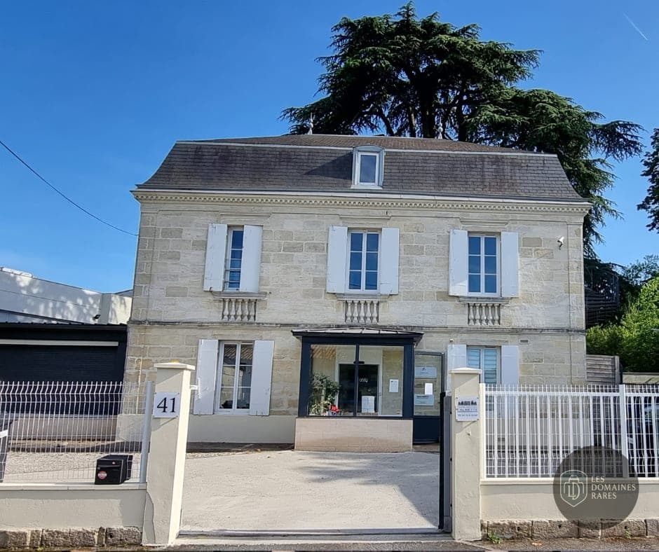 Façade du bâtiment avec entrée