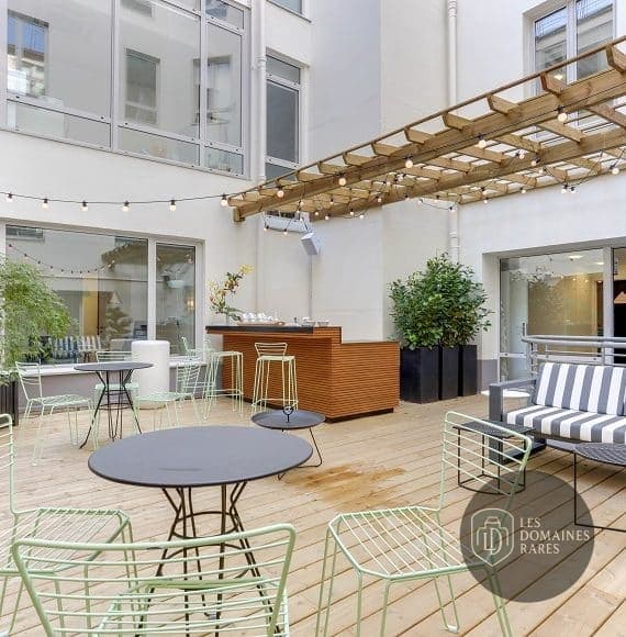Patio avec tables et chaises