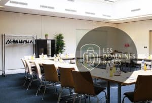 Salle de formation avec tables en U
