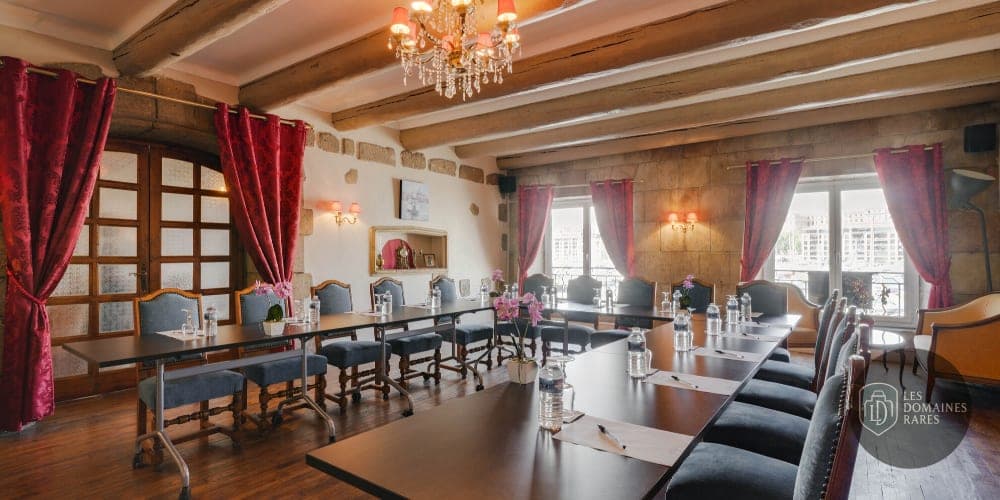 Salle de réunion avec tables et chaises