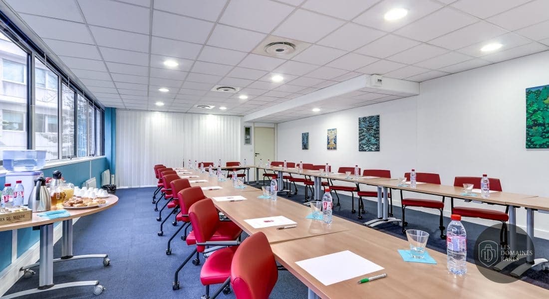 Salle de réunion avec tables en U