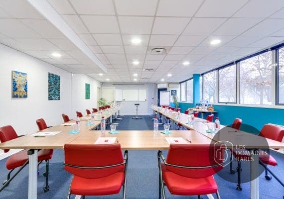 Grande salle de réunion avec tables