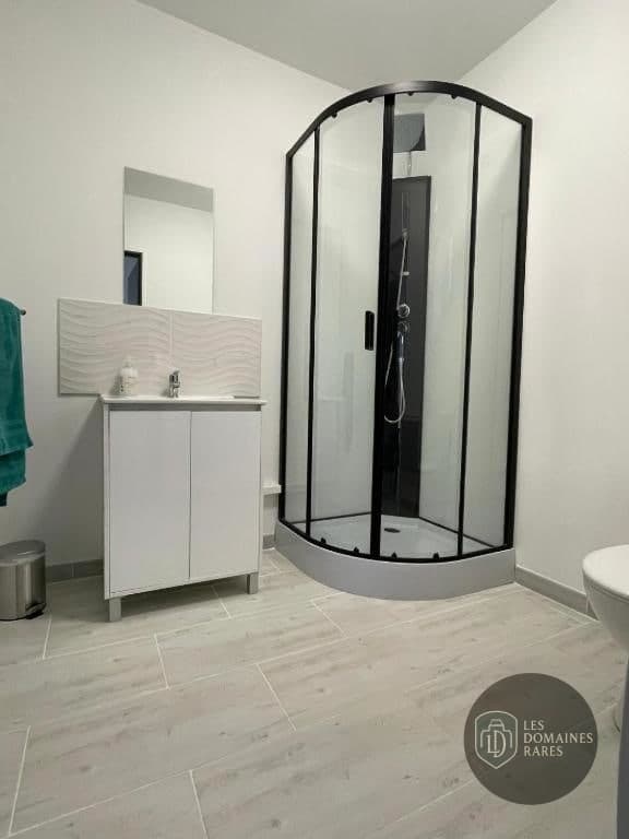 Salle de bain du lieu Business Pole and Co en Bourgogne-Franche-Comté