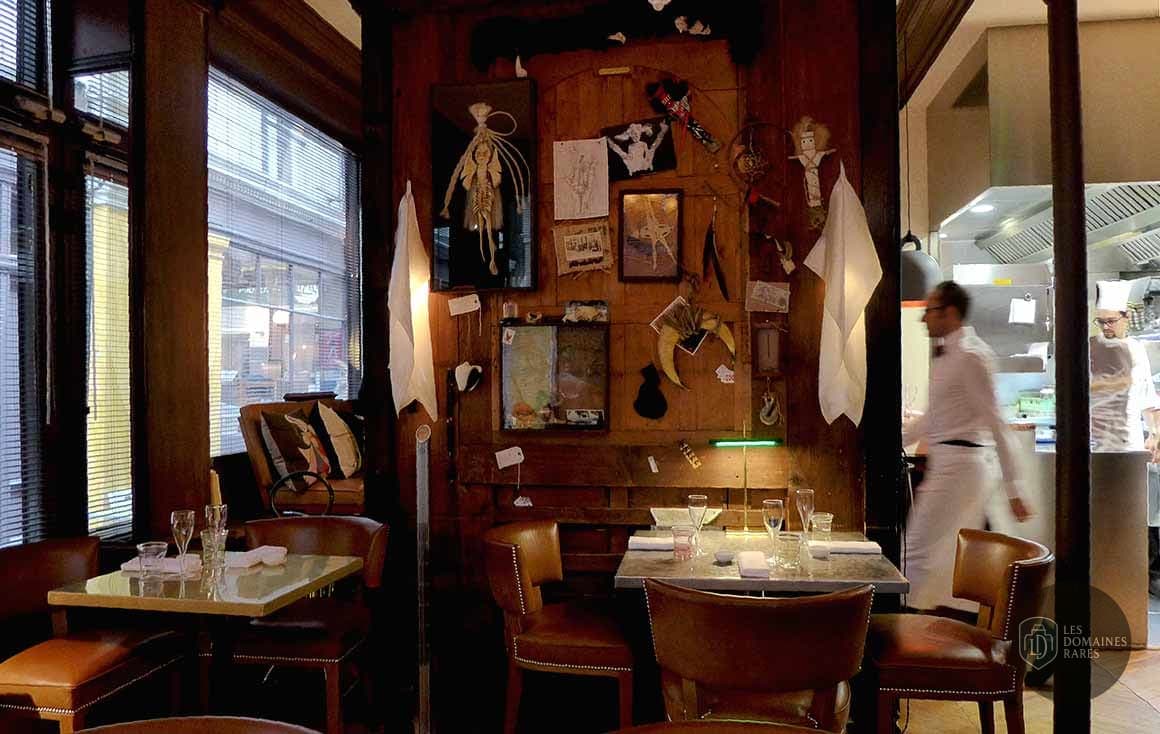 Salle de restaurant avec tables dressées