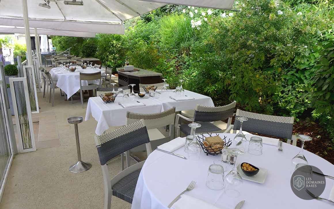 Terrasse extérieure avec tables dressées