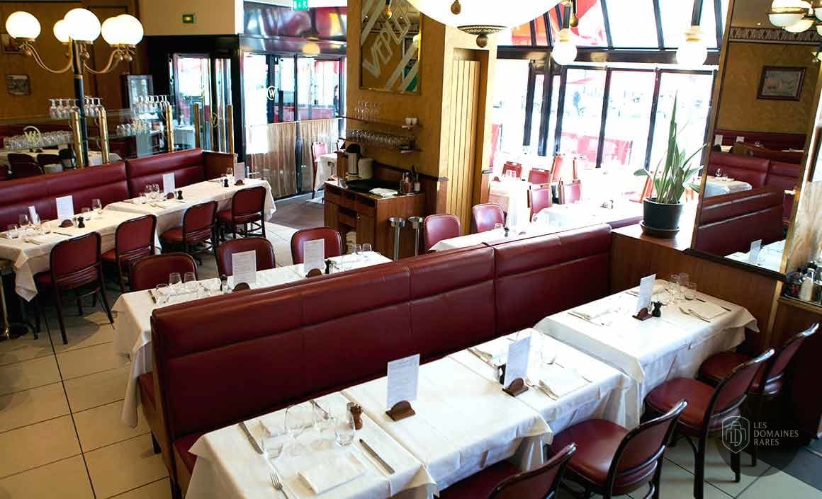 Salle de restaurant avec tables dressées