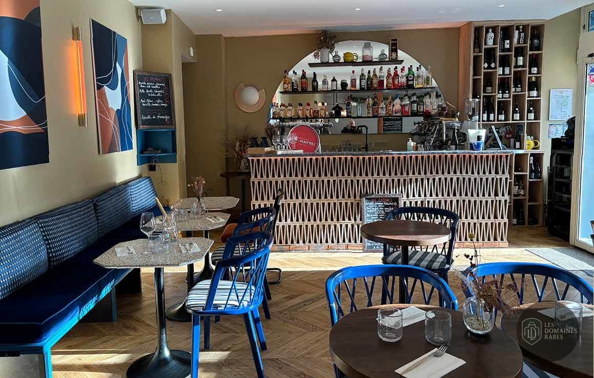 Intérieur de restaurant avec bar et tables