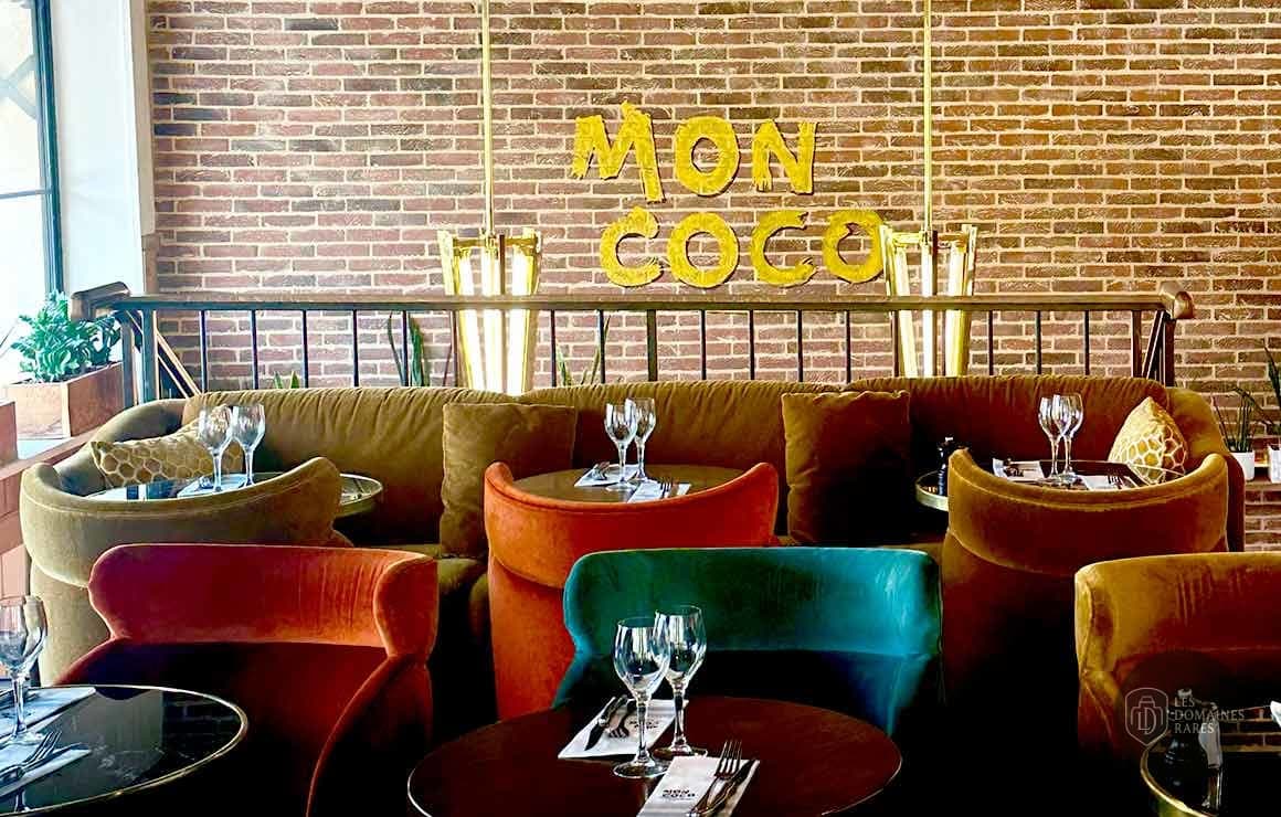 Salon confortable avec tables basses
