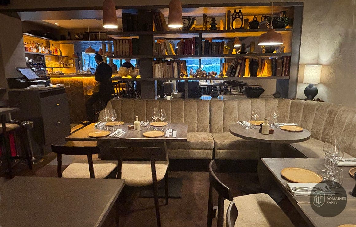 Salle de restaurant avec banquette et bar