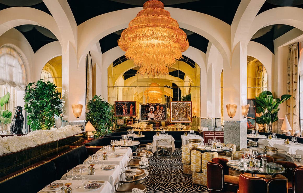 Salle de restaurant décorée avec lustre